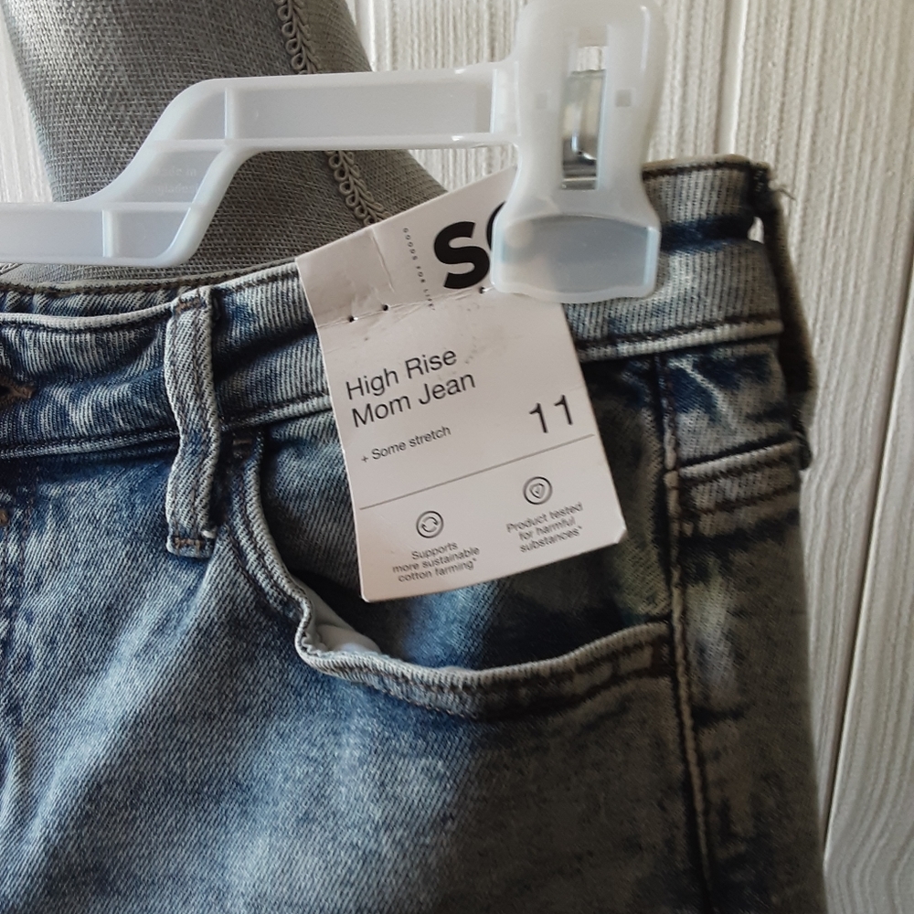 NWT womens SO High Rise Mom Jeans. Size 11/30" - Picture 3 of 8